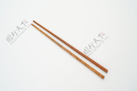 一双木质筷子