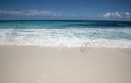 蓝色的大海白色的沙滩图片