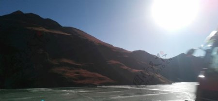 大山湖泊日落风光图片