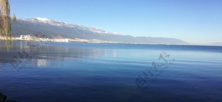 蓝天湖泊山水风景图片