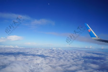 昆明蓝天白云飞机天空图片