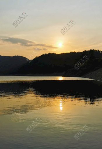 黄昏下的湖水图片