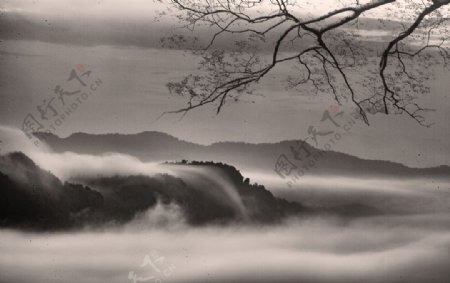山水云雾黑白简约背景海报素材图片