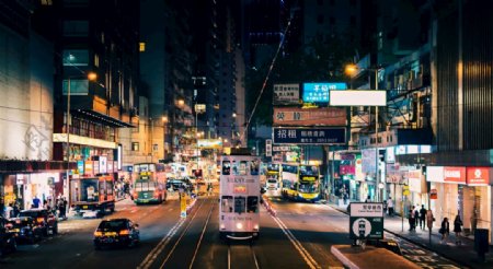 夜色下的城市街道图片