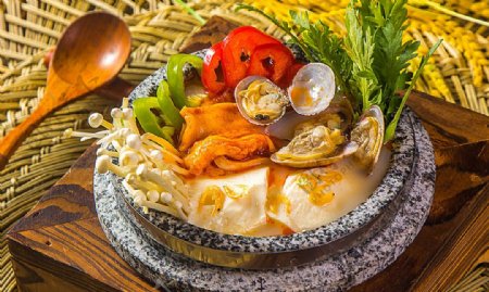 日韩料理海鲜大酱汤图片