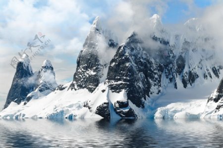 冰川湖雪山图片