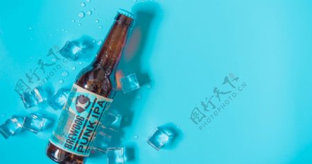 夏日冰镇啤酒图片