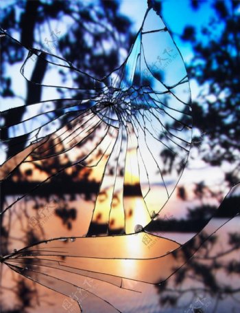美到破碎的玻璃