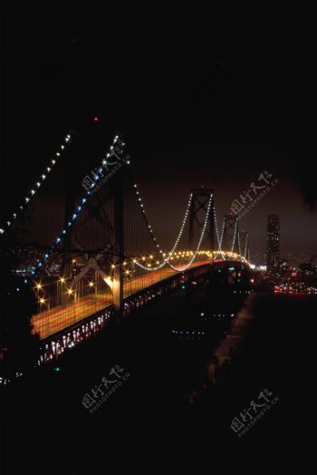 在夜晚的奥克兰湾大桥