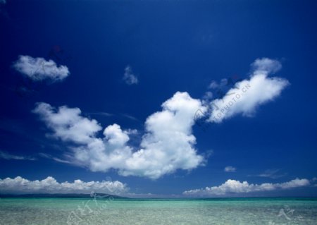 大海蓝天白云图片
