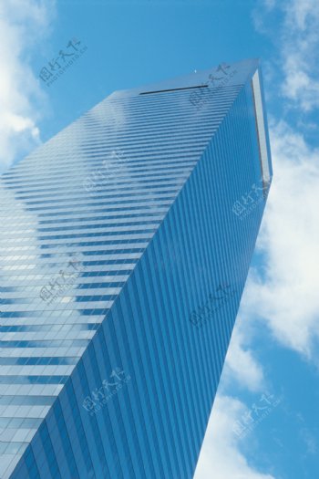 高楼大厦入蓝天图片