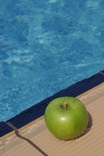 在游泳池里的苹果