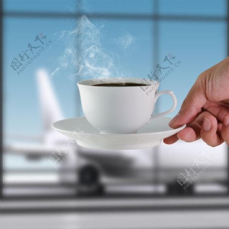 在机场的咖啡杯
