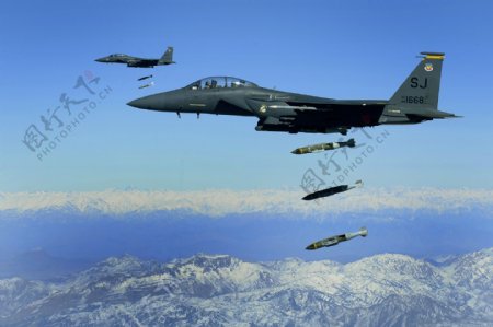 F15战斗机投放炸弹