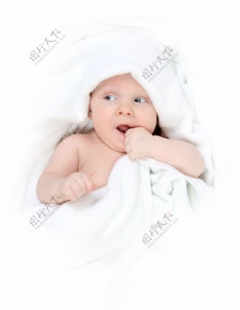毛巾包着的婴儿图片