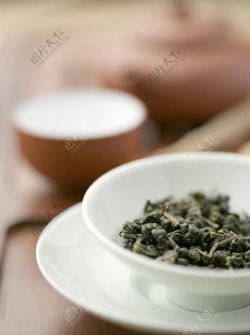 一碗乌龙茶茶叶图片
