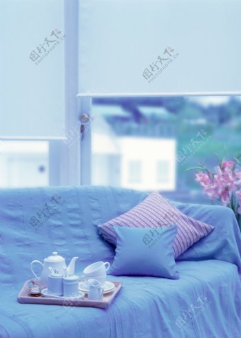 沙发上的茶壶茶杯图片