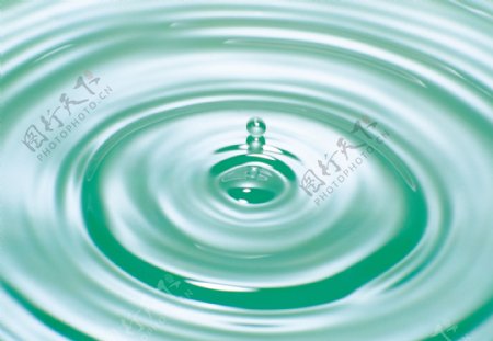 绿色水面波纹涟漪图片
