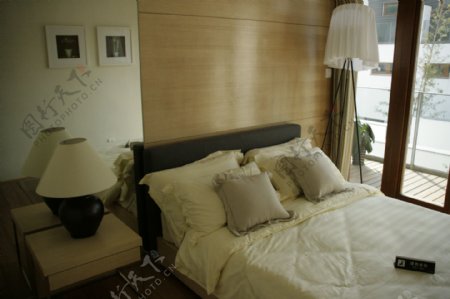 卧室台灯相框生活清新简洁大气房子别墅蓝天阳台休闲图片