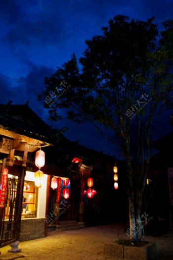 夜晚的丽江古镇小铺图片