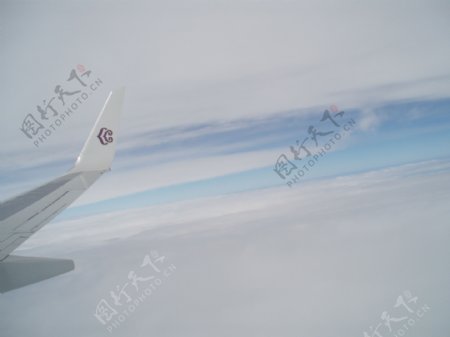 云海飞机翅膀天空图片