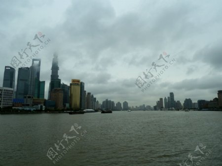 雨中外滩图片