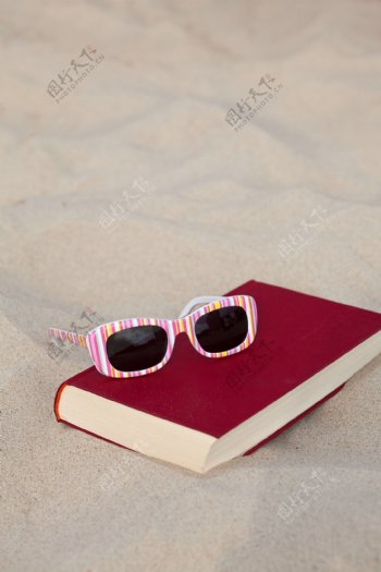 沙滩墨镜和书图片