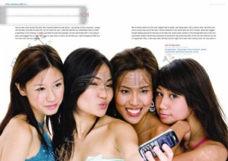 广告美女手机四位青春美少女英文排版英文字体产品宣传页画册海报潮流动感韩国风格版式传奇PSD分层素材排版案例
