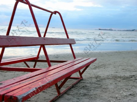 海边休闲椅图片