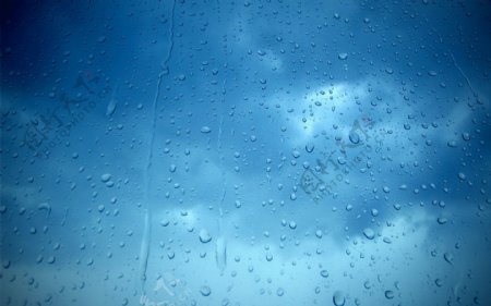 天空下着雨图片