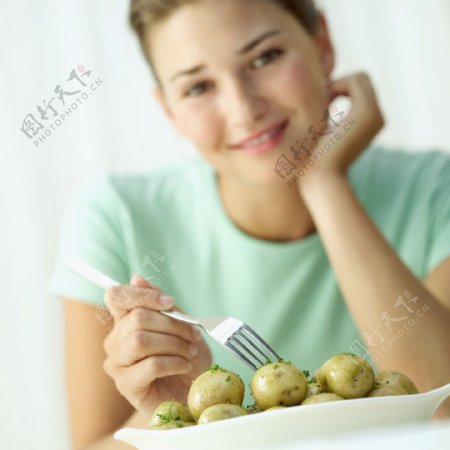 吃蔬菜的女人图片