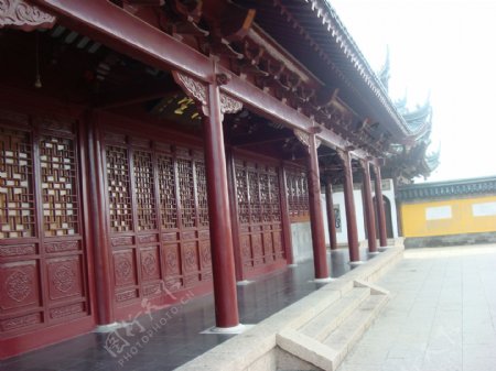 公园里的庙宇红色木门