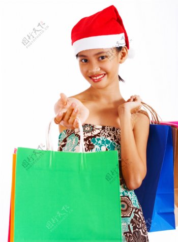 在一个圣诞购物狂欢的女孩