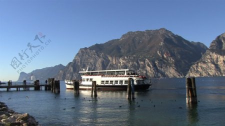 意大利加尔达湖在torbolo船码头股票视频