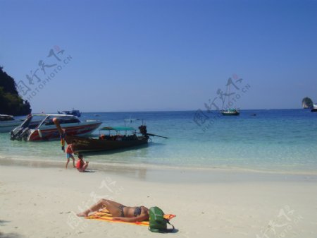 泰国情人沙滩阳光浴