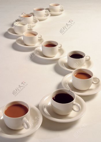 s型咖啡杯摆放图片