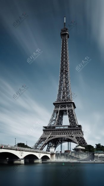 不一样的巴黎埃菲尔铁塔金属风湖面大桥