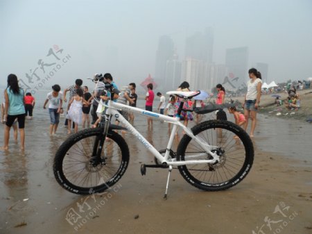 宝马自行车在海滩图片