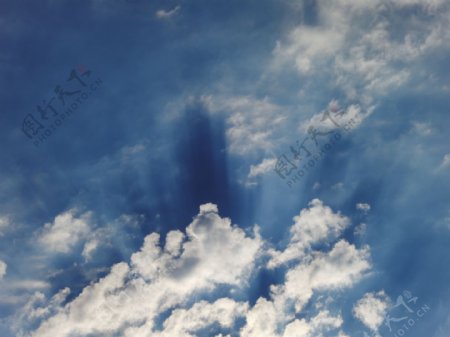 奇异的云装饰油画图片下载