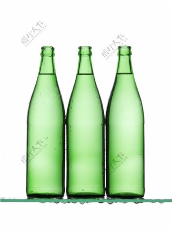 玻璃板上的三瓶饮料图片