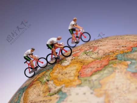 地球仪上的玩具骑自行车小人图片