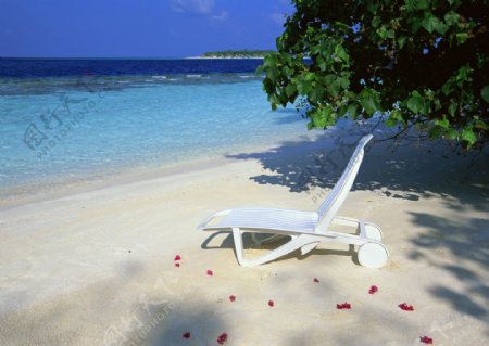 海水海边旅游度假悠闲清澈躺椅
