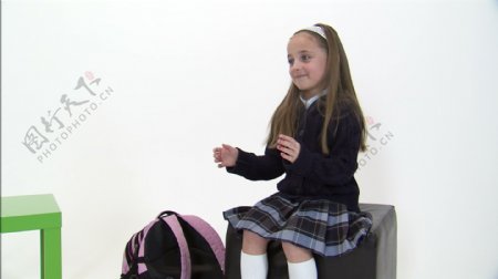 八岁的双胞胎女孩捕捉绿球股票视频