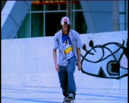 都市男孩踩滑板视频素材