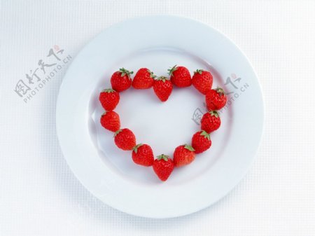 摄影图水果艺术草莓心型摆盘浪漫的心