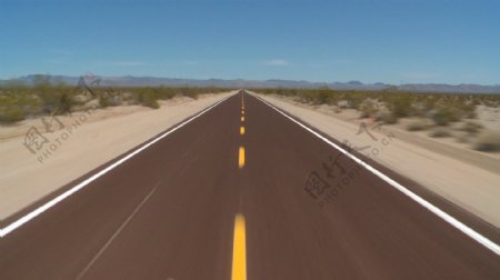 风景驱动长的沙漠公路上股票的录像视频免费下载