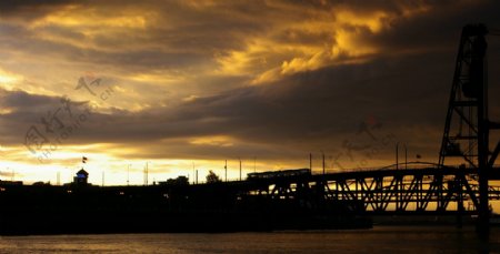 夕阳铁桥剪影黄昏云彩列车图片