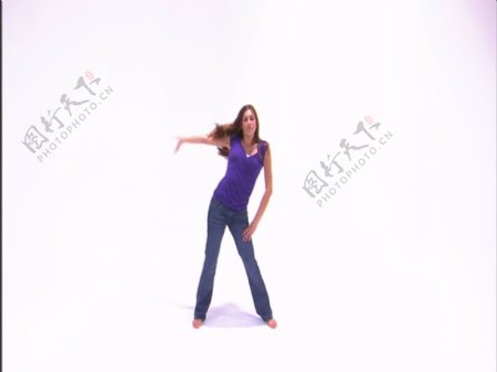 女孩在紫色的衬衫和牛仔裤29股票视频跳舞
