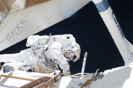 航天员在空间站操作图片