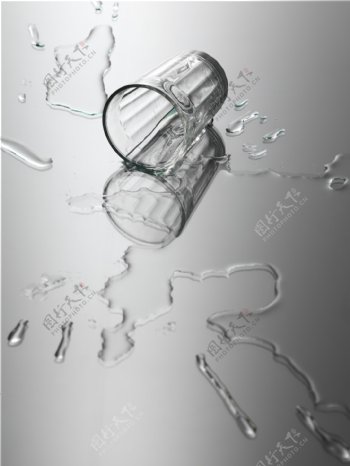 倾倒的杯子水珠水滴图片